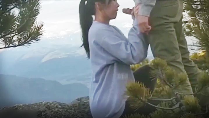 夫妻户外激情夫妻想玩刺激景區山頂上漂亮美臀翹高讓老公後入- www.jdav.vip